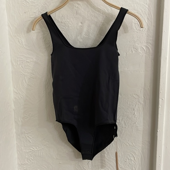 SKIMS Women's Essential Curve-Hugging Scoop Neck Bodysuit Size S/M In Onyx - Picture 5 of 6